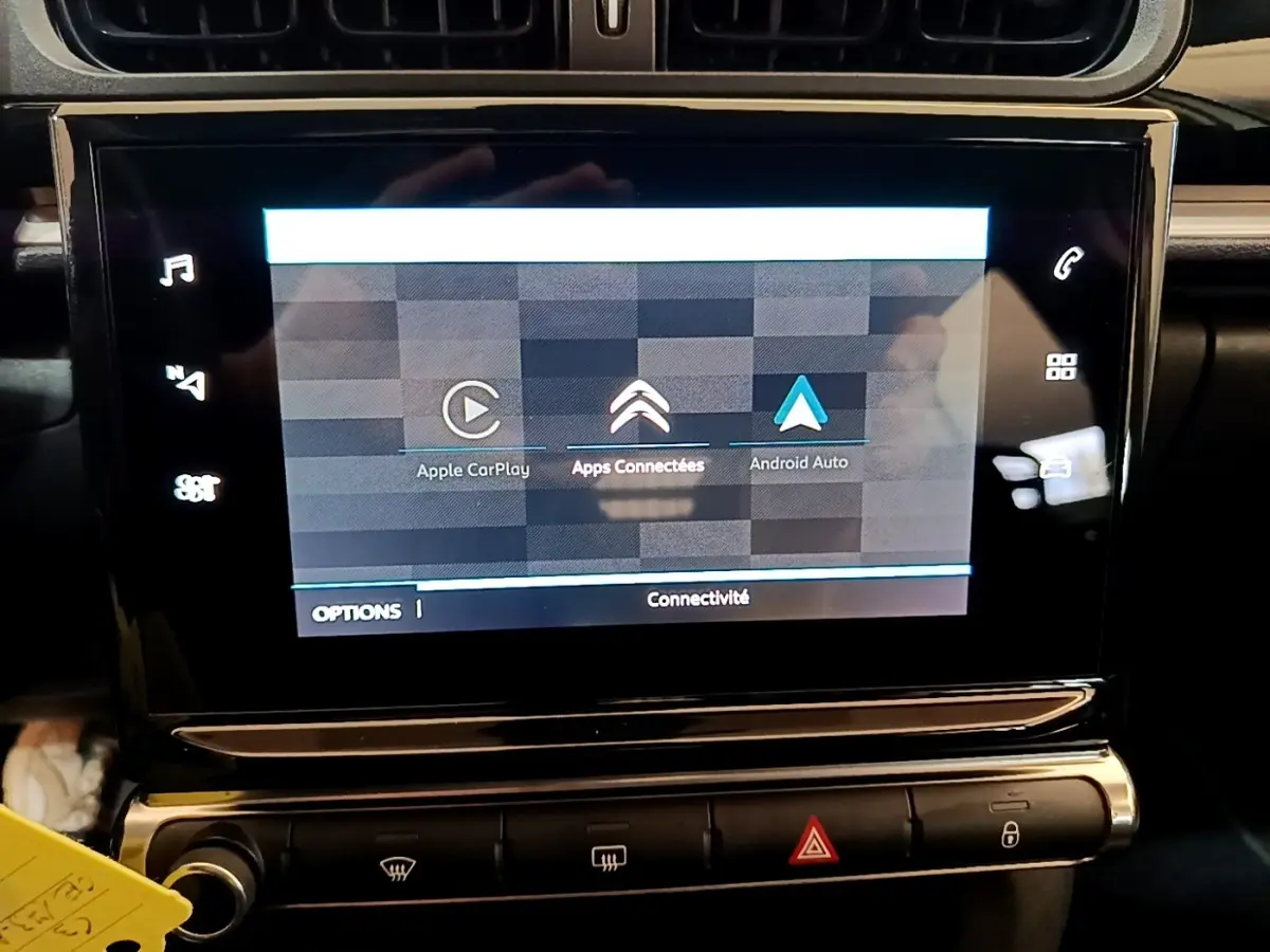 Écran tactile central de la Citroën C3 blanc 2022 affichant les options Apple CarPlay et Android Auto.