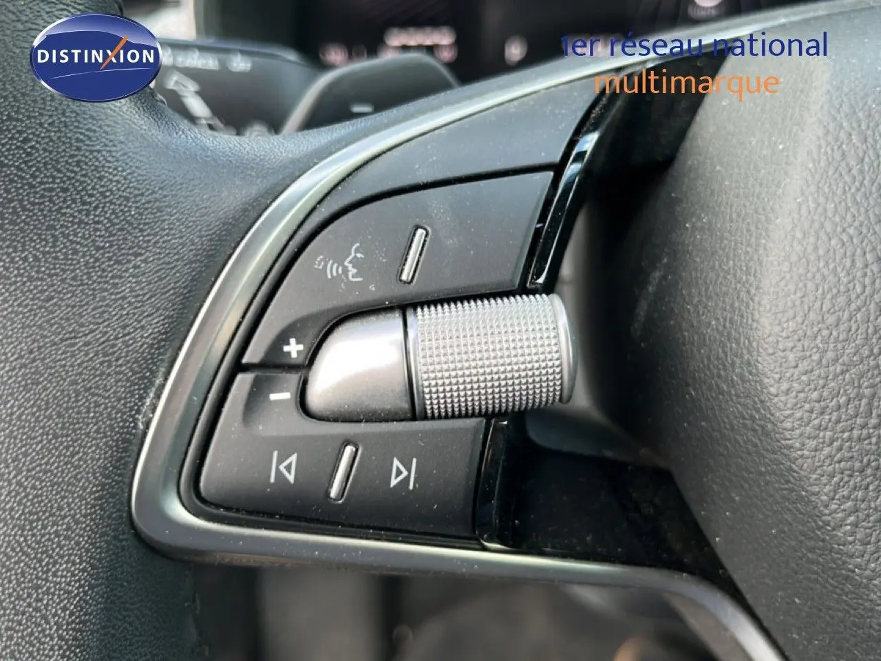 Gros plan sur les commandes multifonctions en métal et plastique noir du volant d’une Skoda Scala 2025.