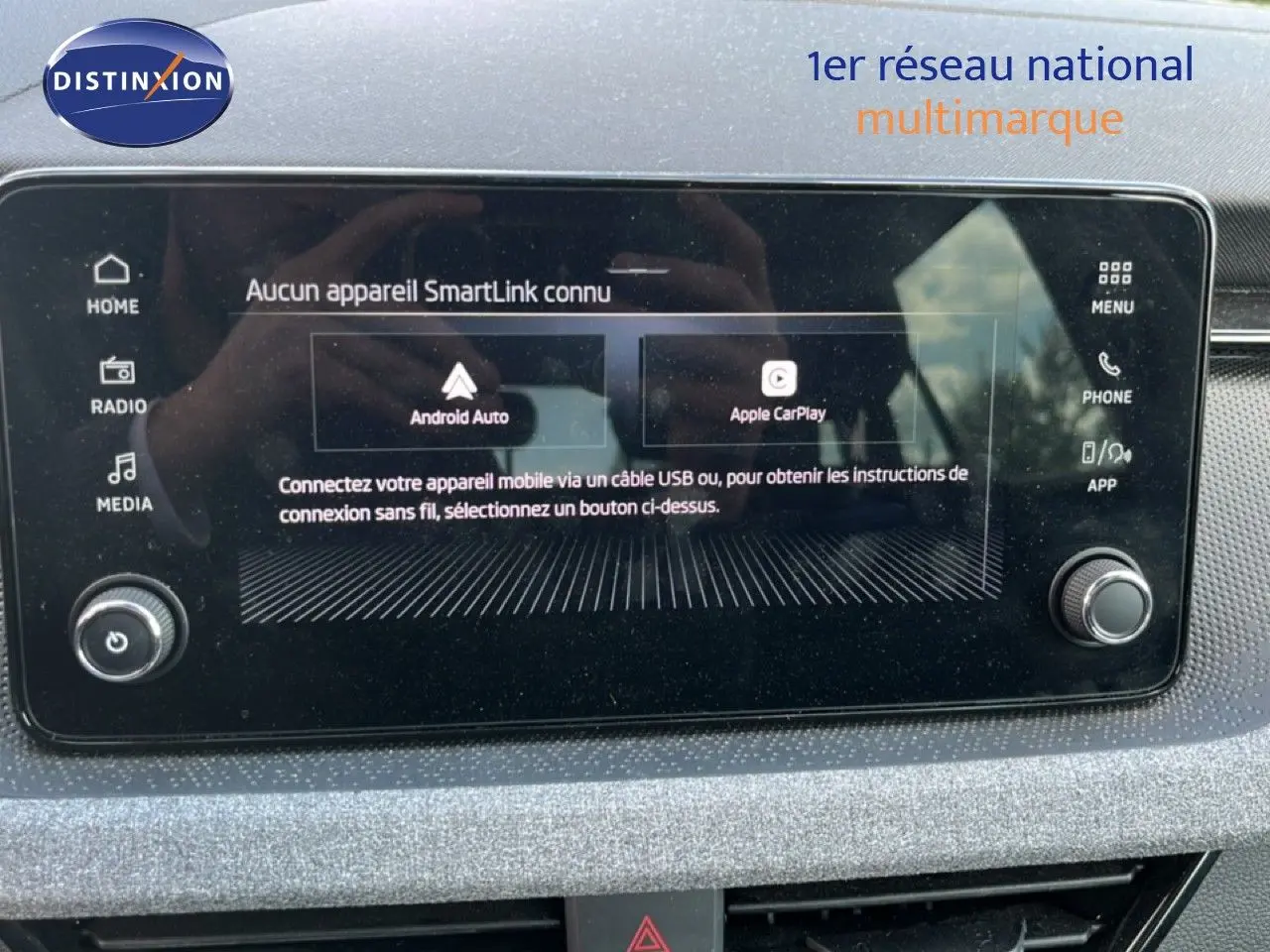 Écran tactile central du tableau de bord de la Skoda Scala gris magnétique, affichant les options Android Auto et Apple CarPlay.