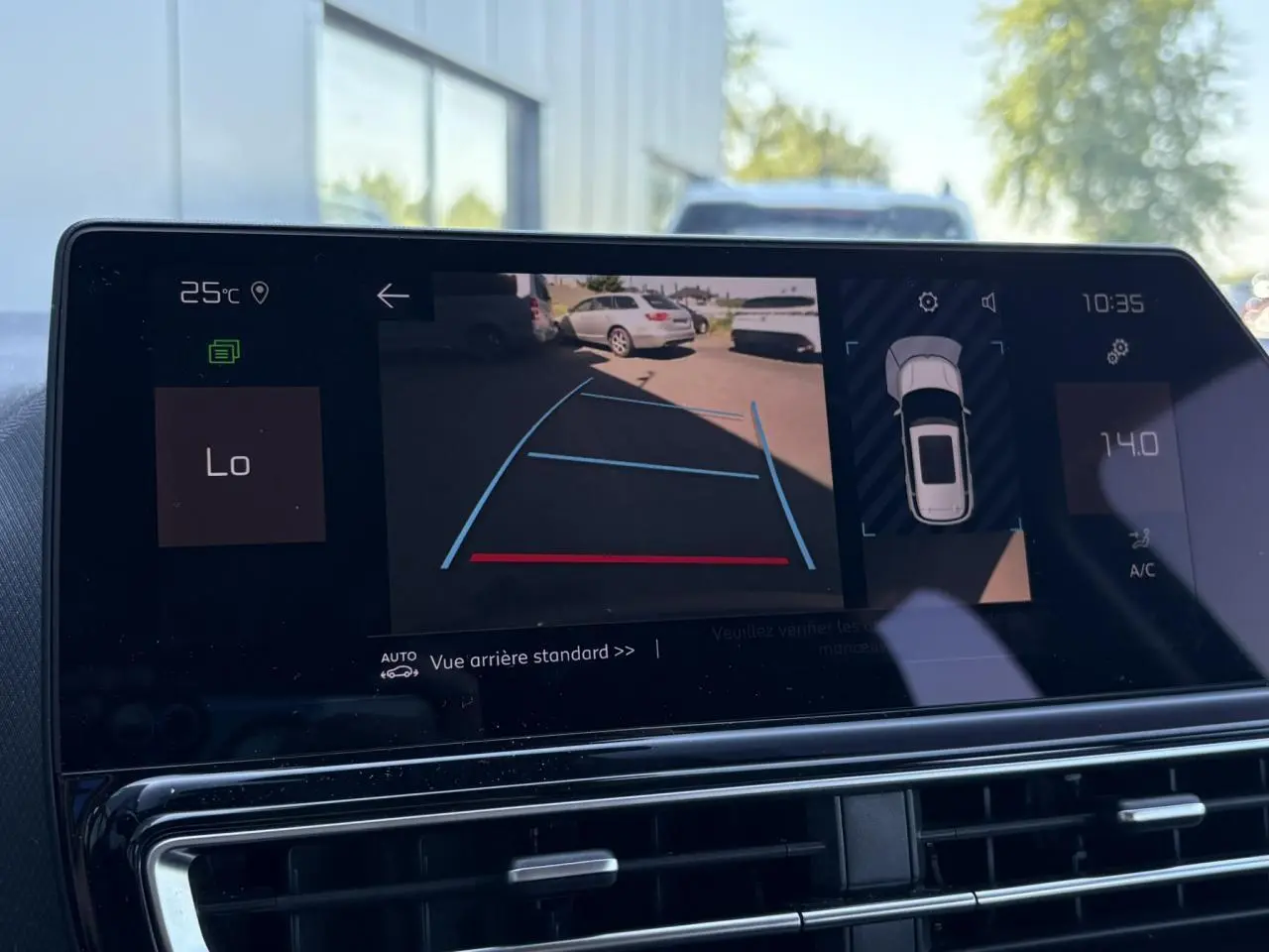 Écran tactile intérieur montrant la caméra de recul et l'affichage de l'aide au stationnement du Citroën C5 Aircross Hybrid.