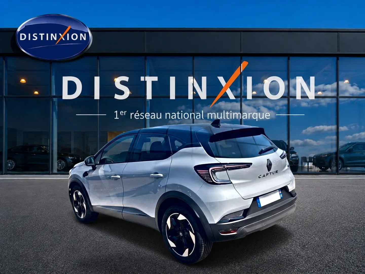 Renault Captur 1.2 TCe 115 Techno vue 3/4 arrière côté gauche, couleur Rafale avec toit noir brillant.