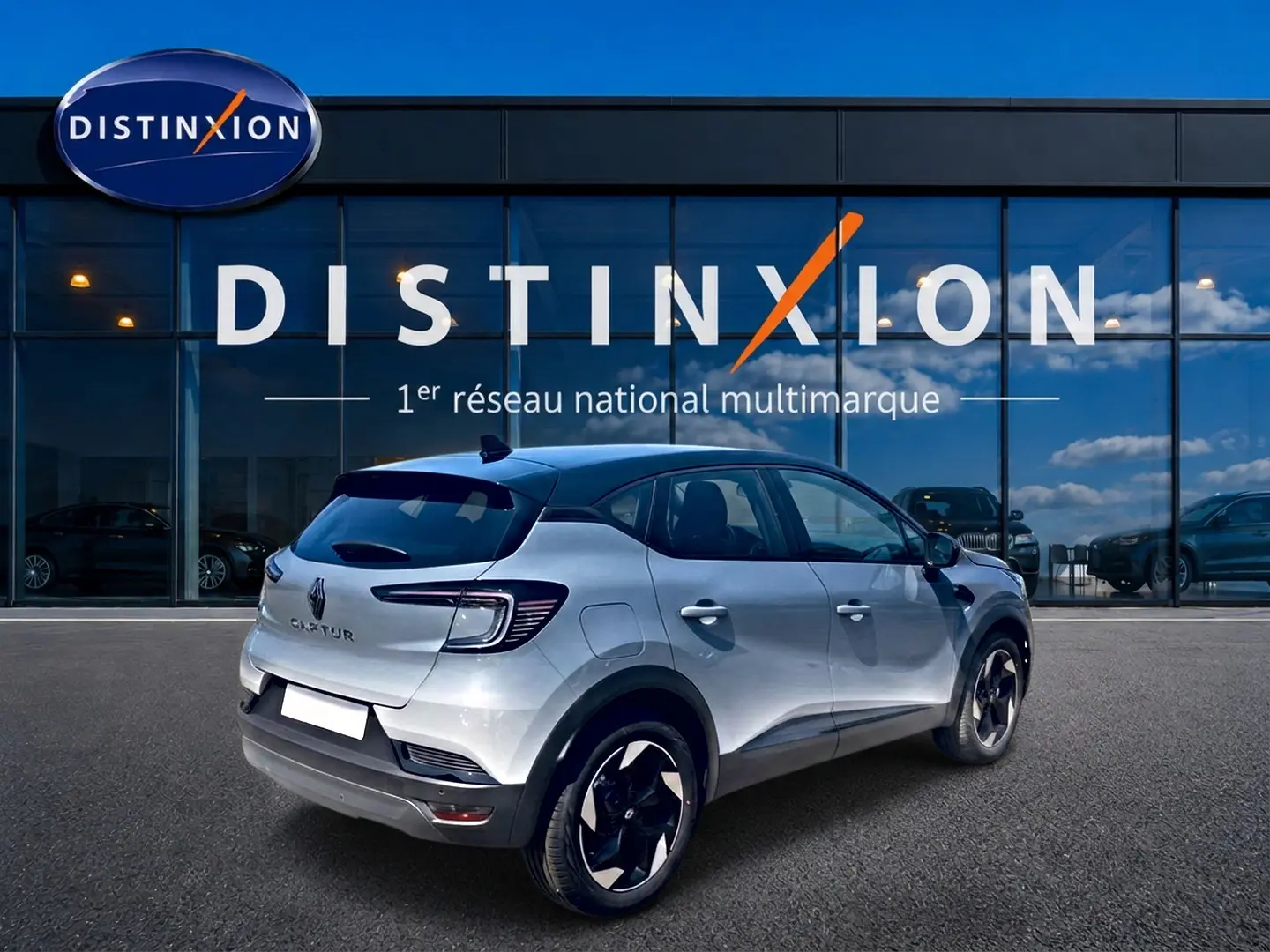 Renault Captur 1.2 TCe 115 Techno vue 3/4 arrière droit, couleur rafale avec toit noir, jantes alu distinctives.