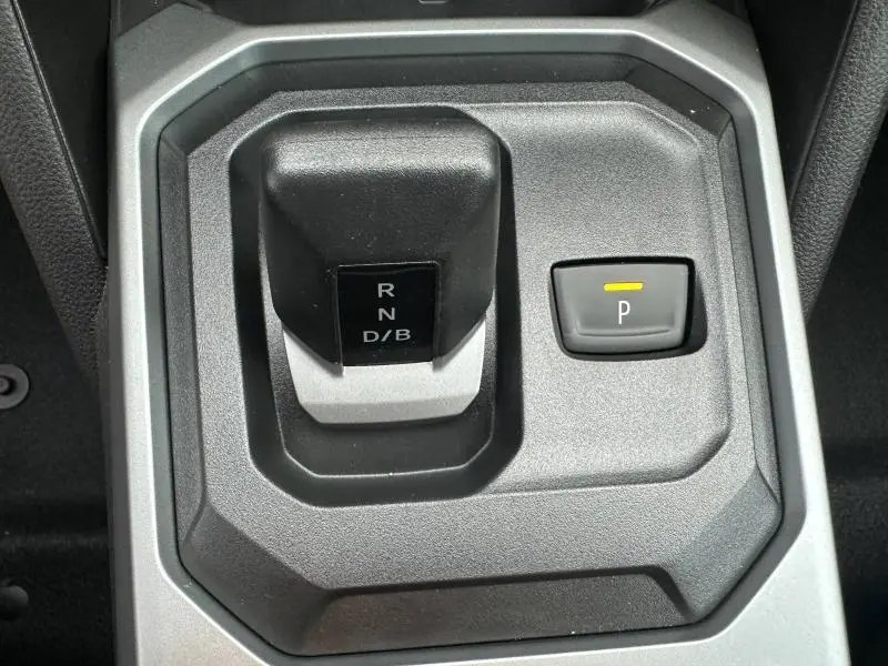 Gros plan sur la commande de boîte automatique et le bouton de parking du Dacia Duster 1.8 hybrid 2025 en Noir Nacré métallisé.