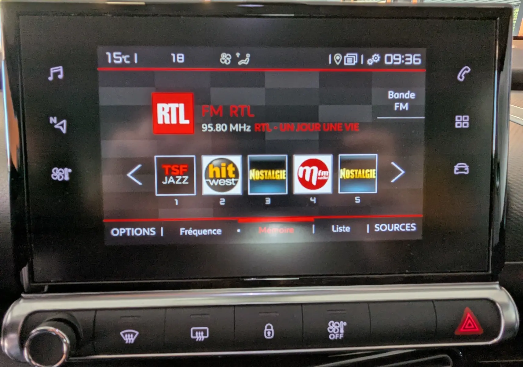 Écran tactile central de la Citroën C4 Cactus 2019 affichant les stations radio FM avec interface moderne et commandes climatisation.