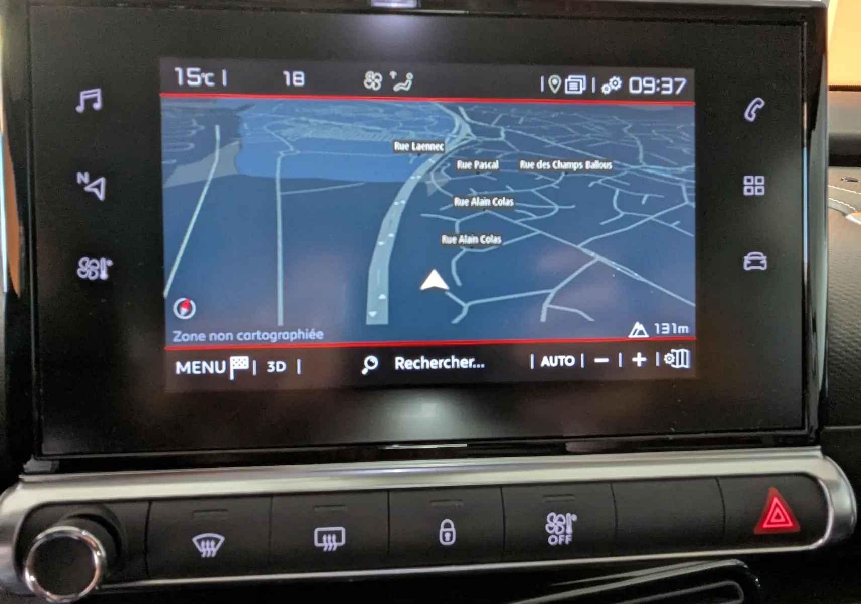 Écran tactile central du Citroën C4 Cactus 2019 affichant la navigation GPS avec carte en mode 3D.