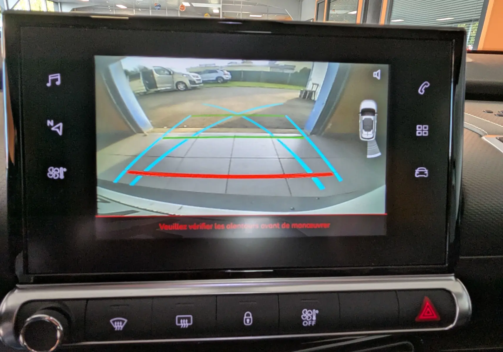 Affichage de la caméra de recul sur l'écran tactile d'une Citroën C4 Cactus blanche, vue intérieure du tableau de bord.