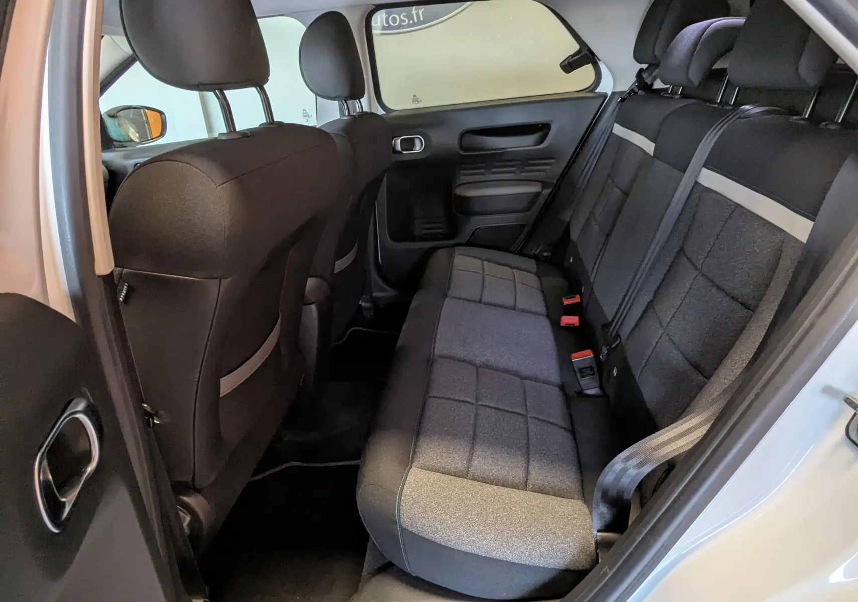 Vue intérieure côté gauche des sièges arrière en tissu gris du Citroën C4 Cactus blanc de 2019.