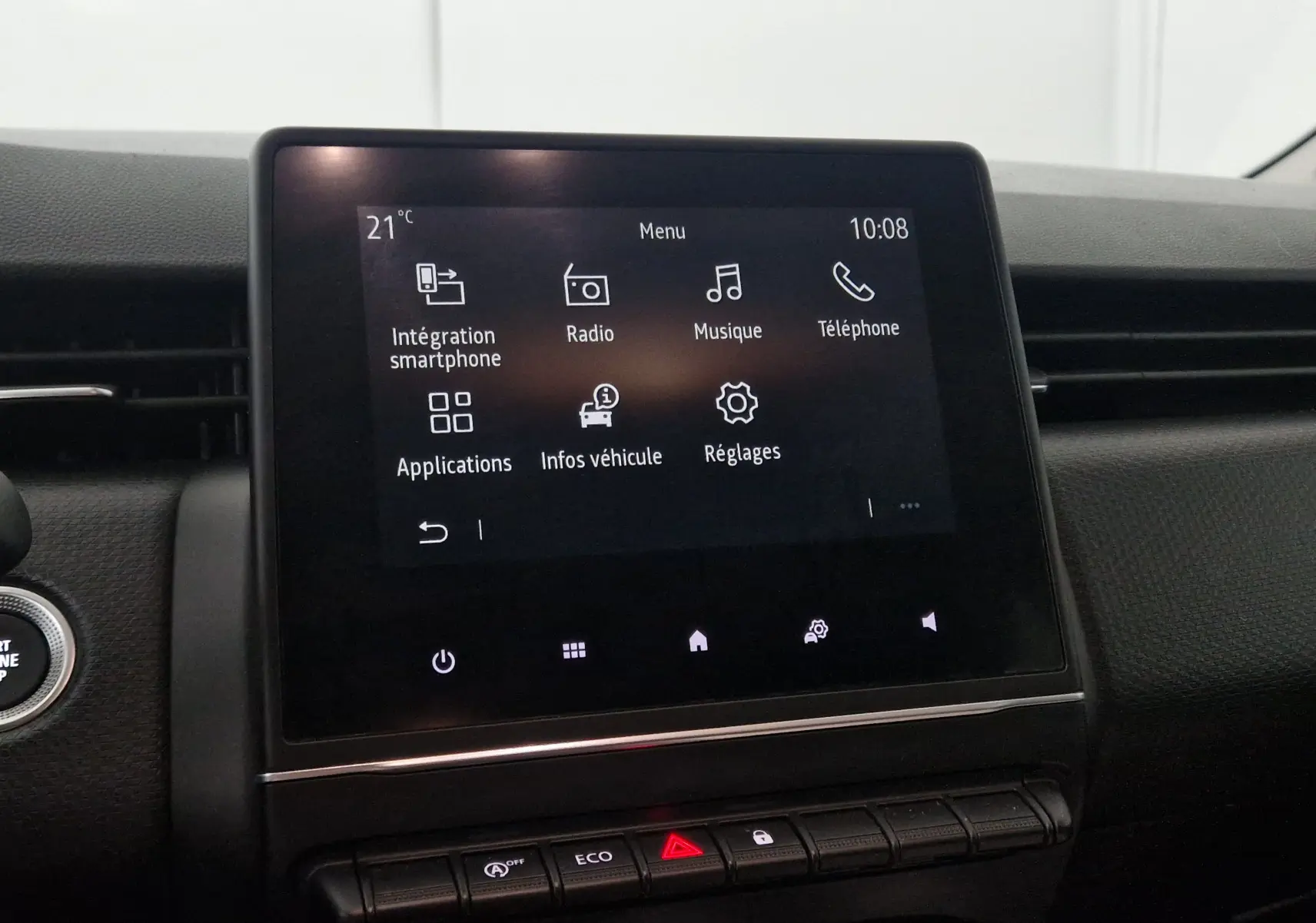 Écran tactile central de la Renault Clio V gris platine affichant le menu multimédia avec commandes en dessous.