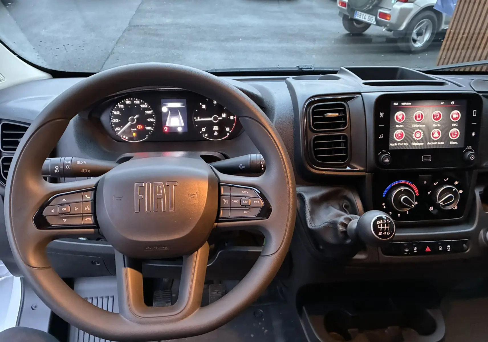 Vue intérieure du tableau de bord du Fiat Ducato Fourgon 2.2 140 L2H2 2025, volant multifonction et écran tactile central.