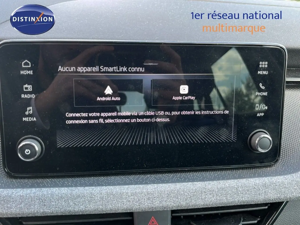 Écran tactile central du tableau de bord de la Skoda Scala 2025 en gris métallique, affichant Android Auto et Apple CarPlay.