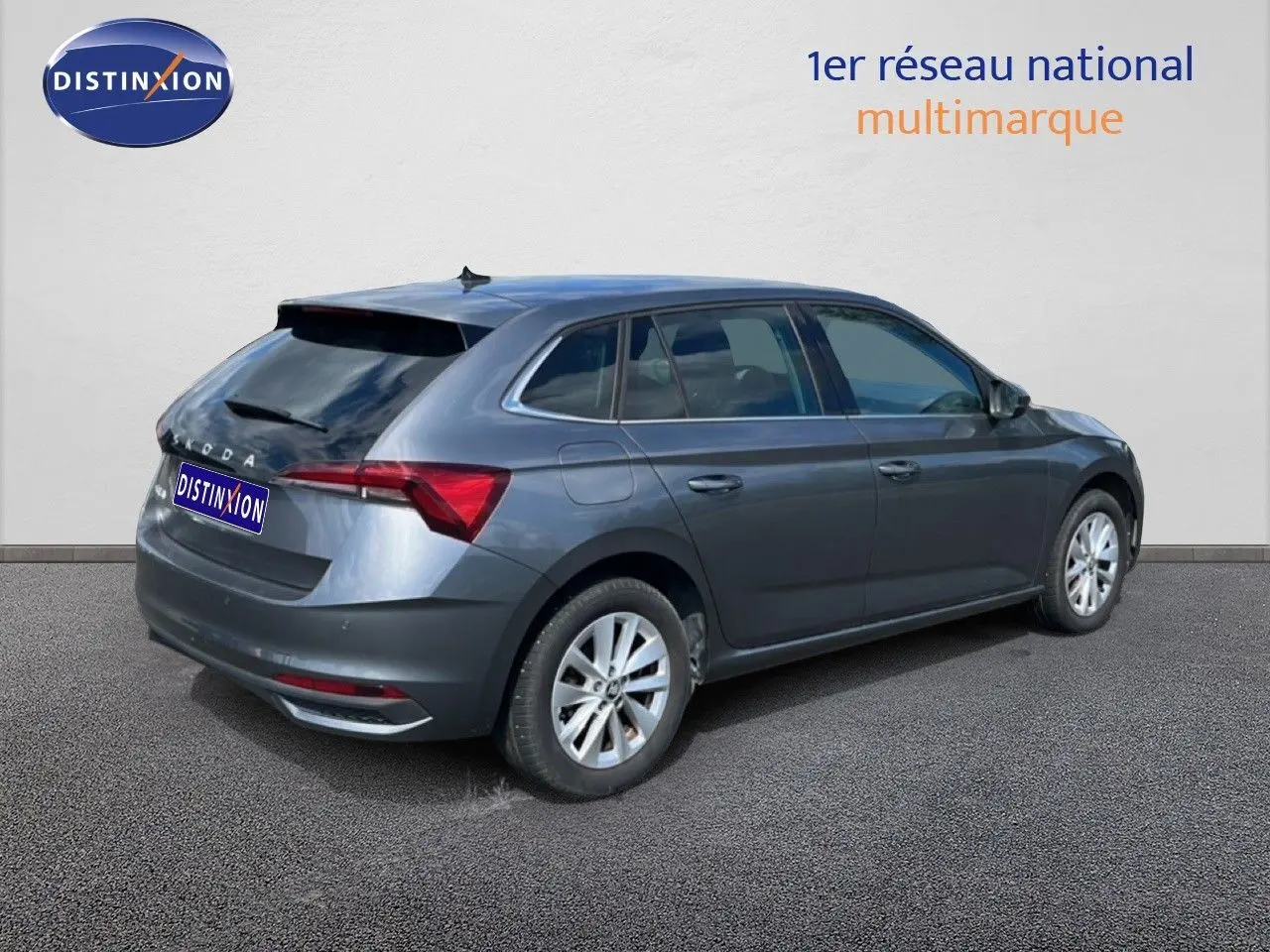 Vue 3/4 arrière droite d'une Skoda Scala gris magnétique métal avec jantes alliage et vitres teintées.