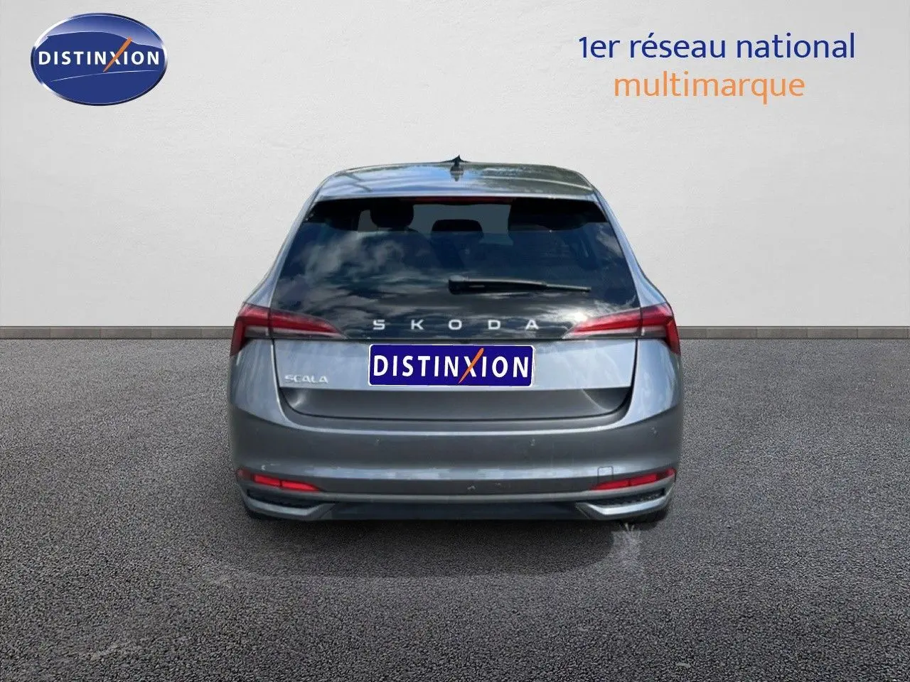 Vue arrière d'une Skoda Scala gris magnétique métal 2025 avec feux arrière LED et hayon fermé.