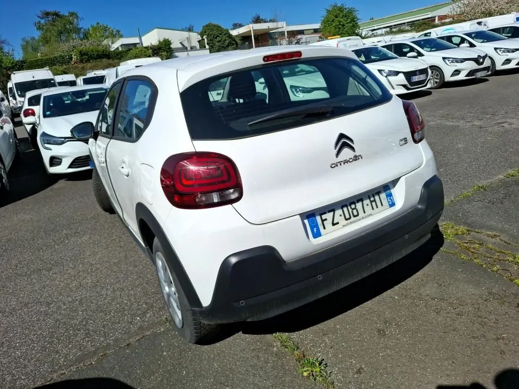 Vue de profil côté gauche d'une Citroën C3 Société blanche 2021 avec protections noires sur les passages de roues.