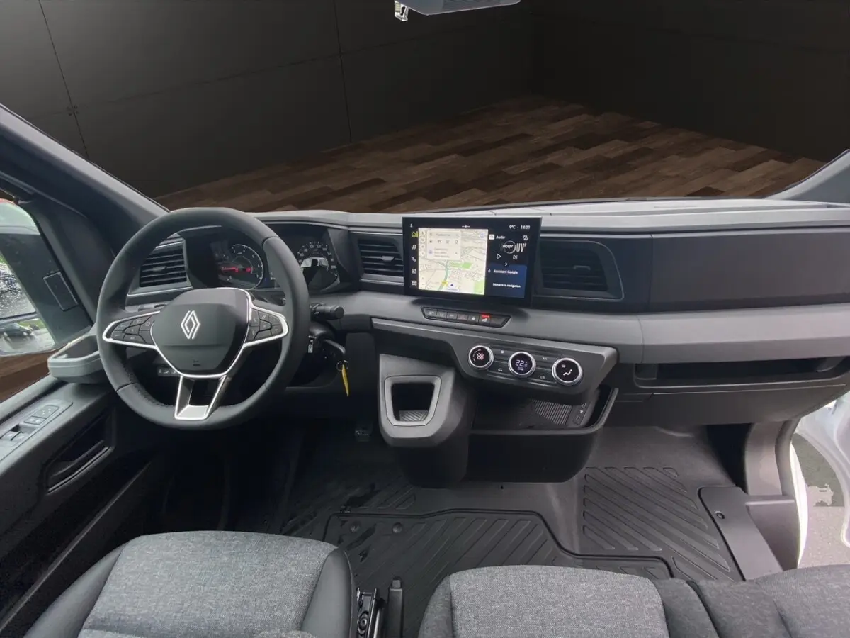 Vue intérieure avant du Renault Master blanc 2026, tableau de bord moderne avec écran tactile central et volant multifonctions.