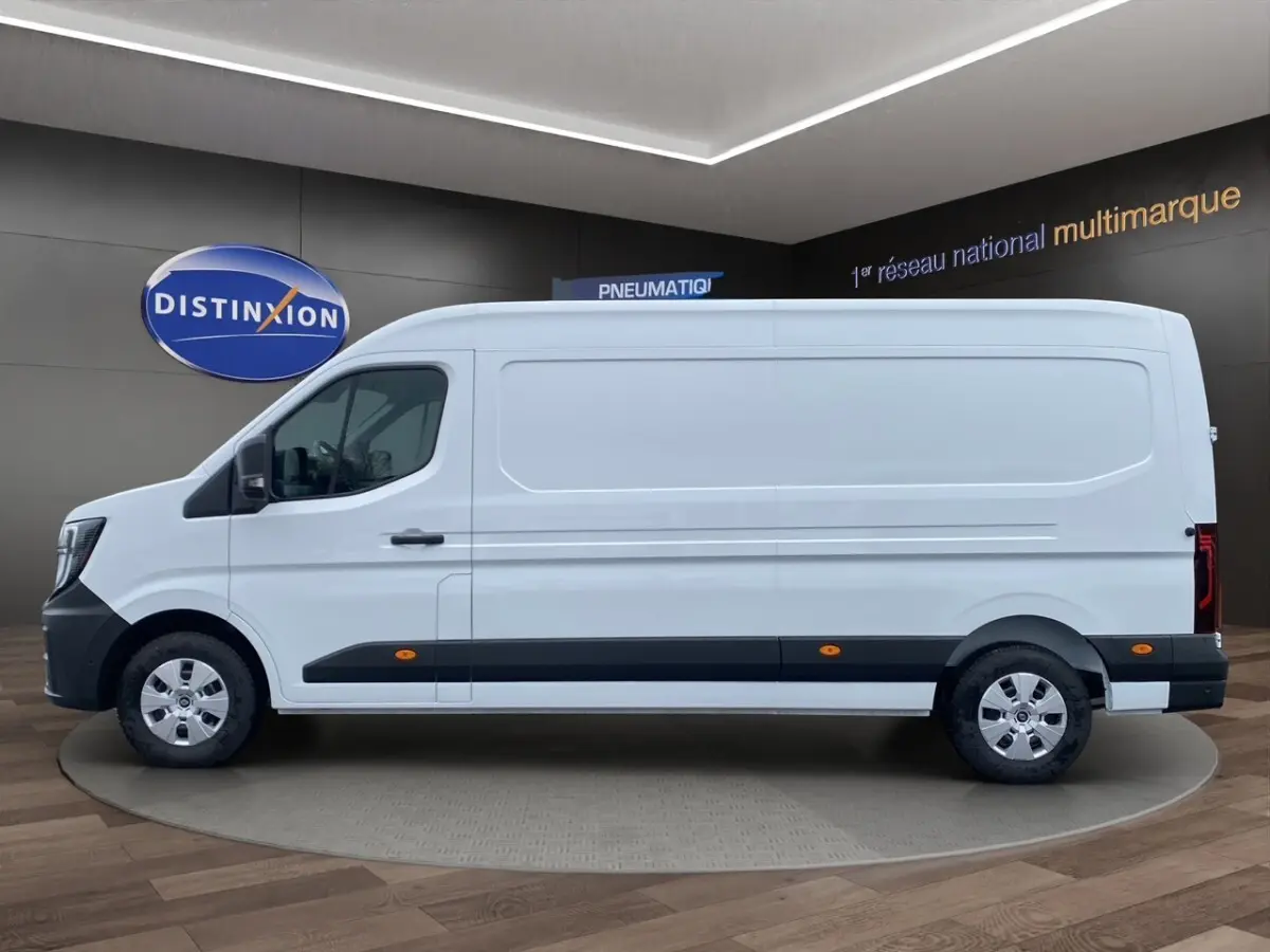 Vue latérale droite d’un Renault Master blanc 2026, fourgon long avec bande noire et feux arrière LED.