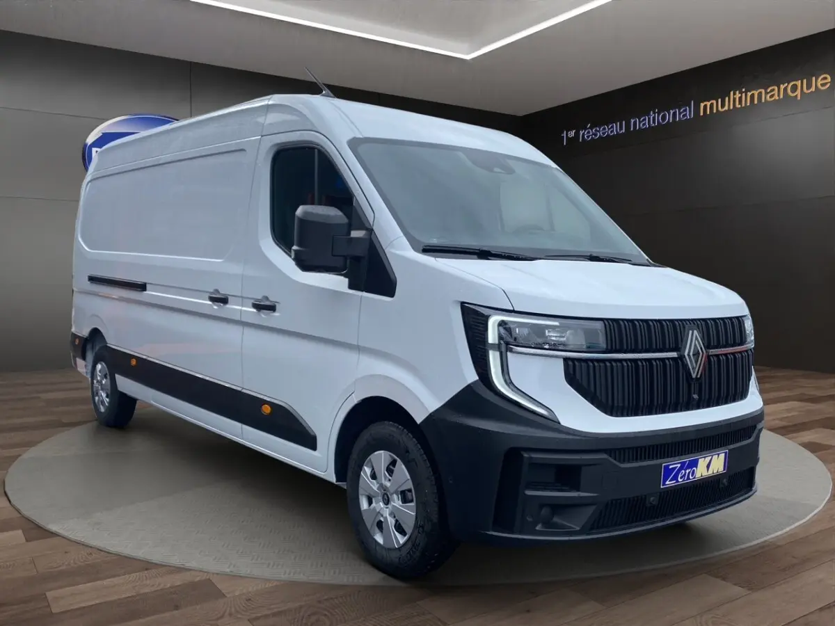 Renault Master blanc en vue 3/4 avant droit, avec calandre noire et feux LED distinctifs.