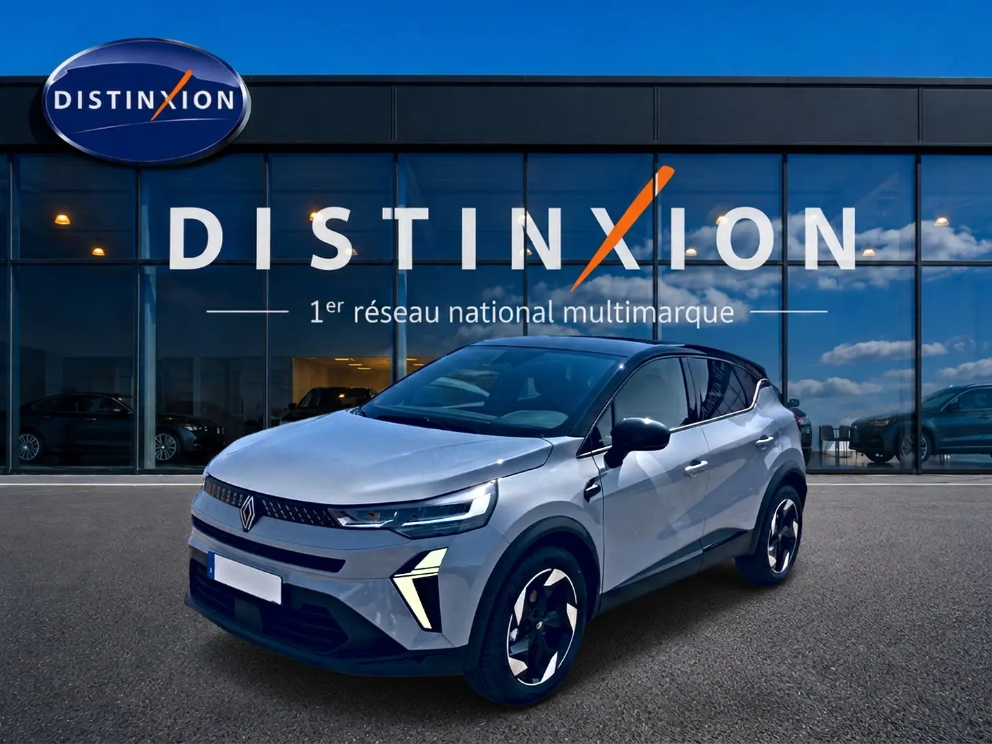 Renault Captur 2026 gris Rafale toit noir en 3/4 avant droit, avec jantes alu et feux LED distinctifs.