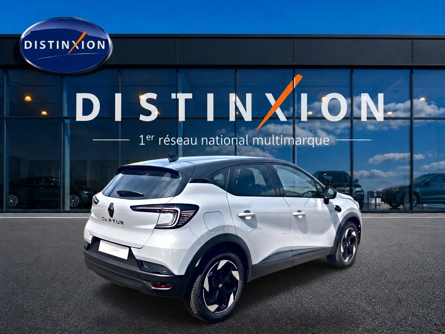 Vue 3/4 arrière droite du Renault Captur 1.2 TCe 115 Techno blanc Rafale avec toit noir et jantes alu noires.