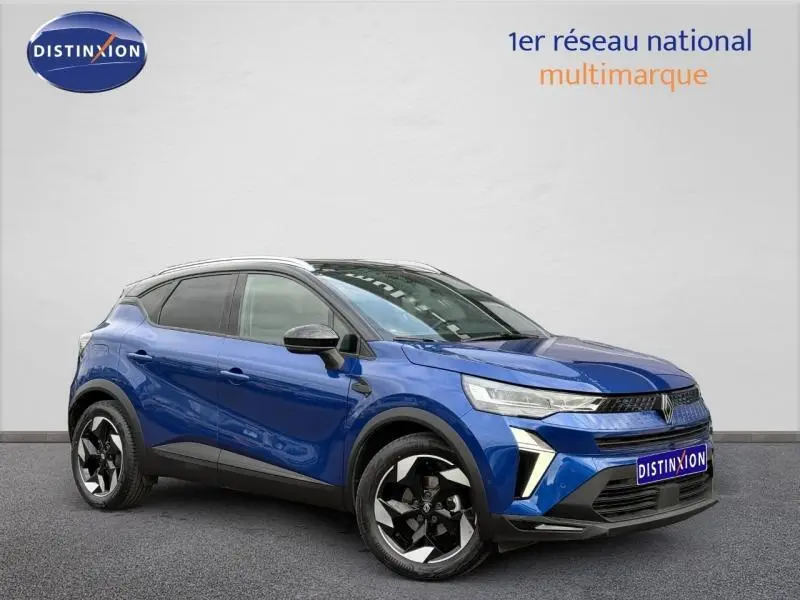 Renault Captur 1.0 Eco-G 100ch Techno 2025 en bleu Iron/noir étoilé, vue 3/4 avant avec jantes noires distinctives.
