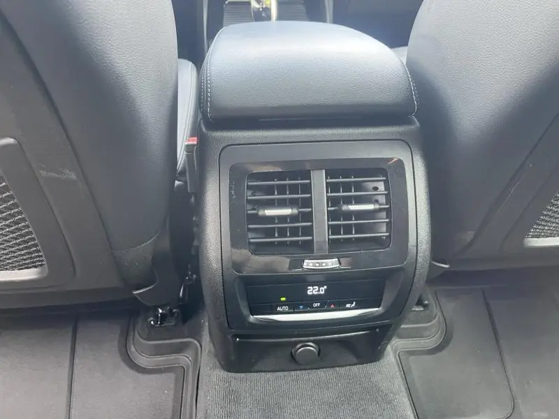 Vue rapprochée des commandes de climatisation arrière et accoudoir cuir noir dans un BMW X3 M40iA Sophistograu métallisé 2019