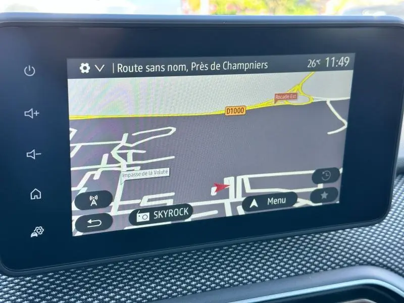 Écran tactile du système de navigation de la Dacia Sandero beige Safari, affichant une carte routière en intérieur.