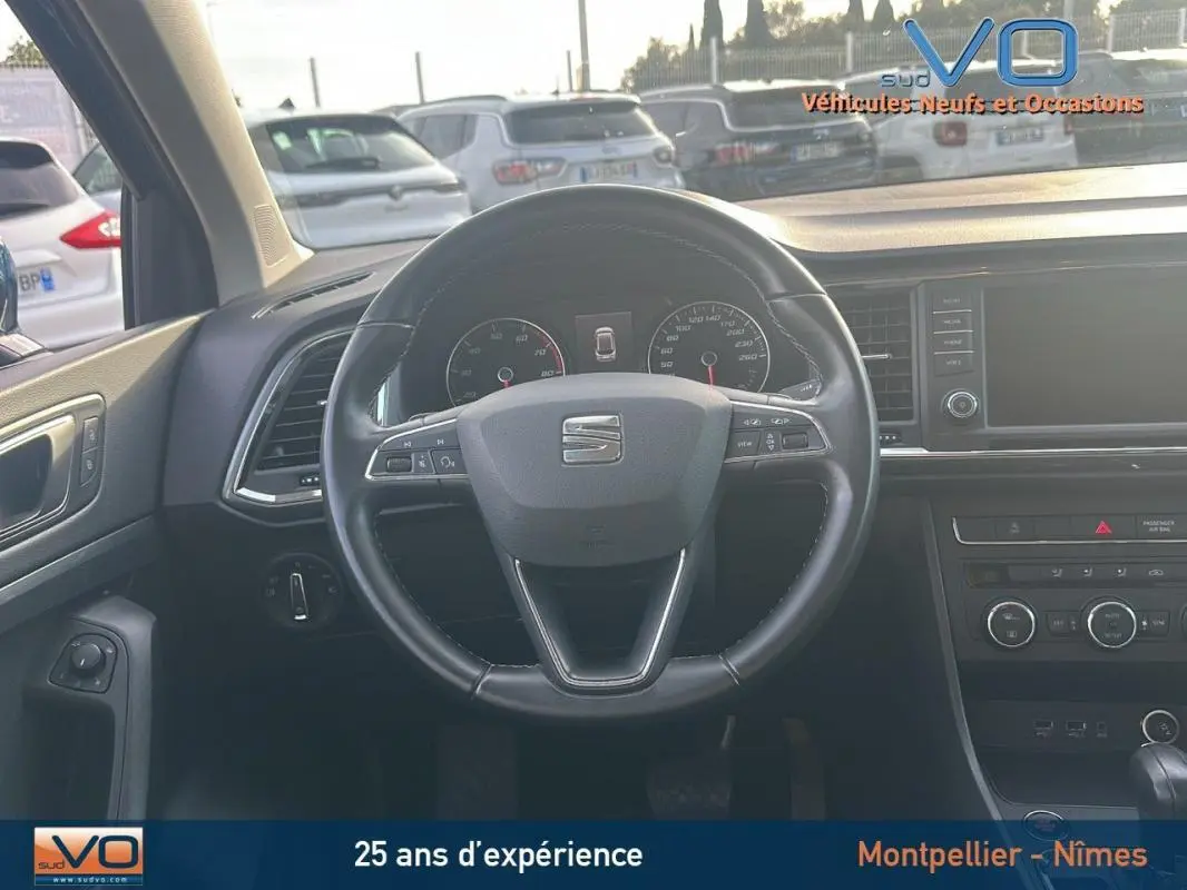 Intérieur du SEAT Ateca bleu foncé 2019, vue centrée sur le volant multifonctions en cuir et tableau de bord moderne.