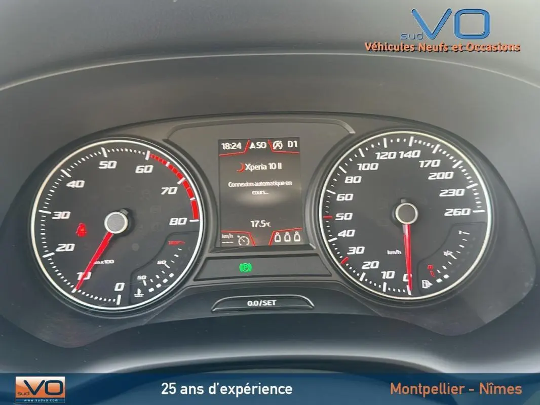 Tableau de bord du SEAT Ateca 2019 montrant compte-tours, vitesse et écran central avec connexion Xperia en cours