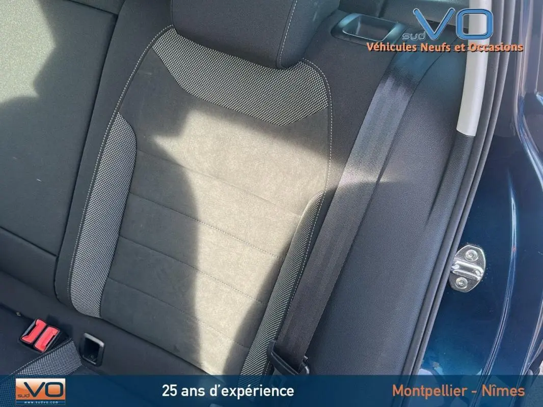 Gros plan sur la banquette arrière côté droit du SEAT Ateca bleu foncé, montrant la texture des sièges et la ceinture de sécurité.