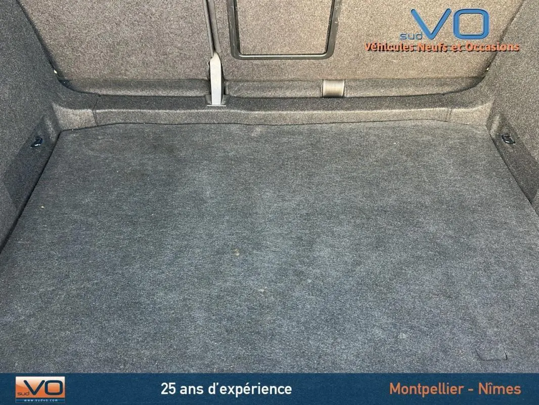 Coffre vide en moquette grise du SEAT Ateca bleu foncé, vue intérieure arrière montrant l'espace de chargement.