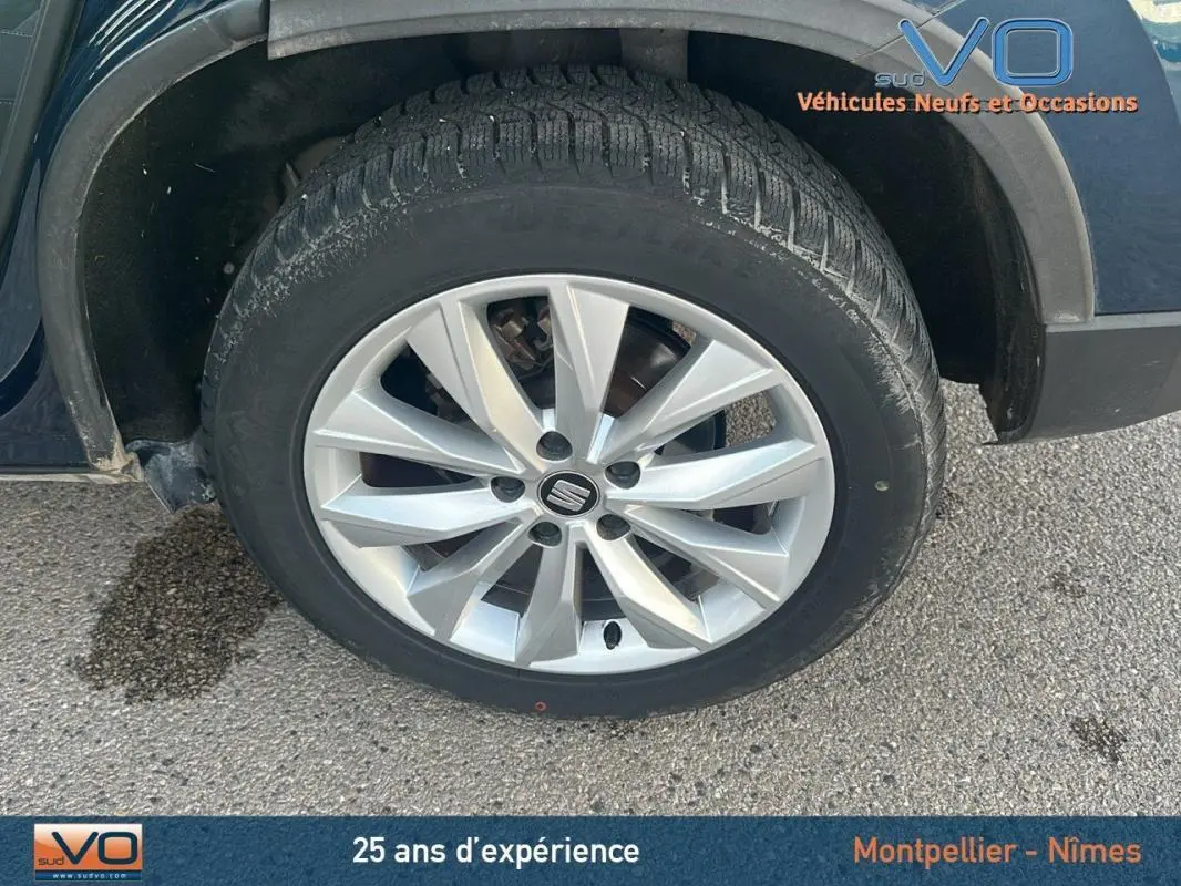 Gros plan sur la jante alliage 17 pouces argentée du côté arrière droit d’un SEAT Ateca bleu foncé de 2019.