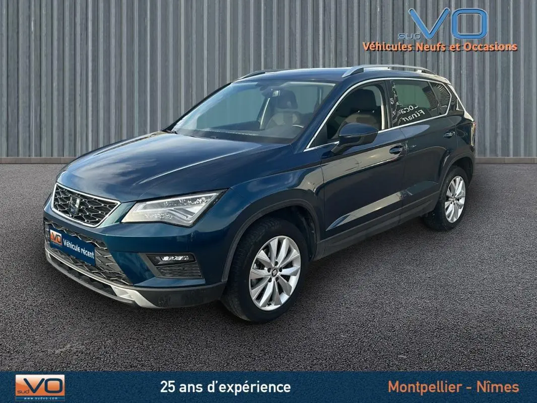 SEAT Ateca bleu foncé en 3/4 avant droit, jantes alliage 17 pouces et toit avec barres de toit chrome