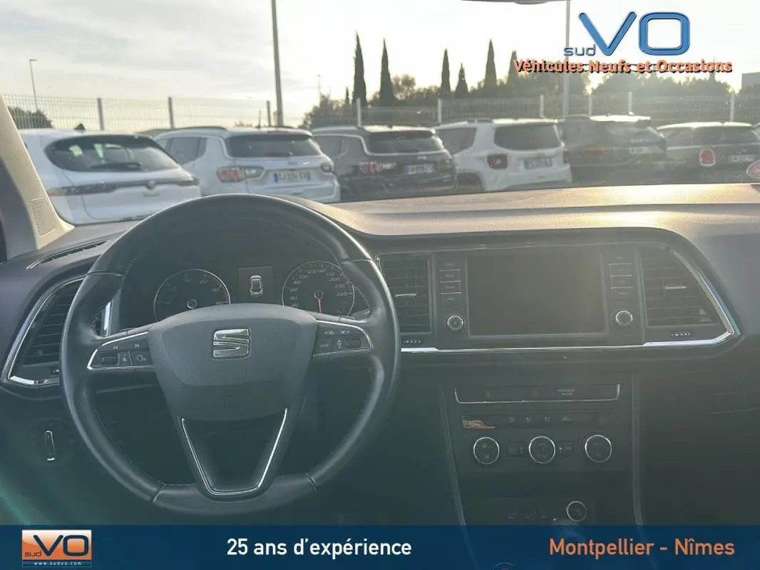 Intérieur du SEAT Ateca bleu foncé de 2019, vue frontale du tableau de bord avec volant multifonctions en cuir.