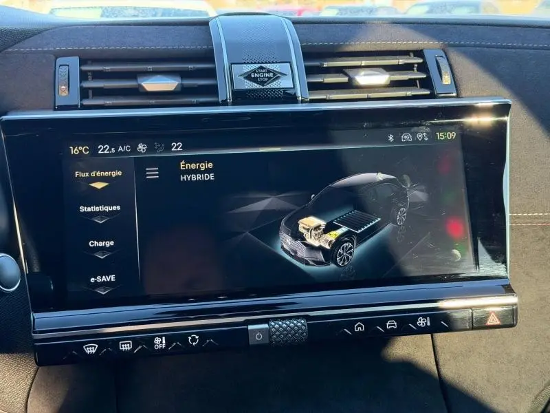 Écran central du tableau de bord du DS7 E-TENSE 225ch 2024 montrant l'énergie hybride avec détails techniques en infographie.
