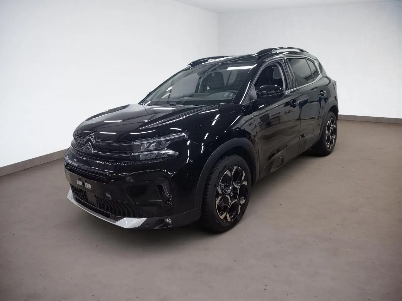 Citroën C5 Aircross Hybrid noir Perla en vue 3/4 avant droit, avec jantes alliage bi-ton et barres de toit noires.