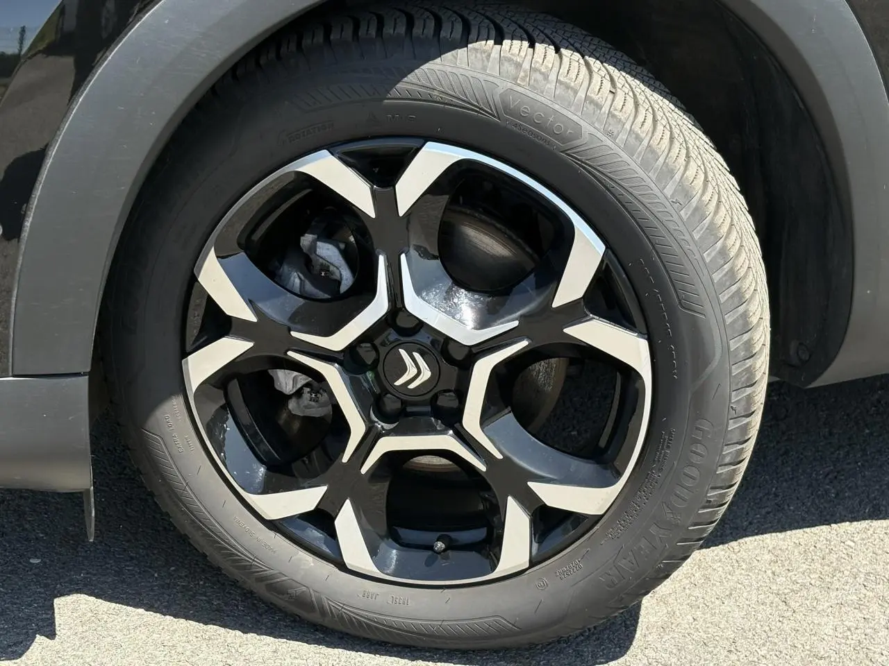 Gros plan sur la jante alliage 18'' bi-ton noir et argent du Citroën C5 Aircross Hybrid noir Perla, côté arrière droit.