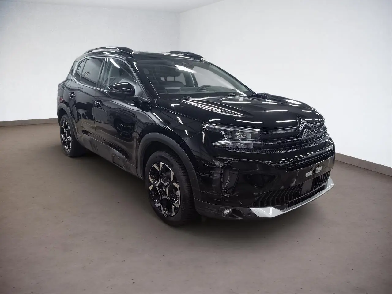 Citroën C5 Aircross Hybrid noir Perla en 3/4 avant droit, avec jantes alliage bi-ton et détails chromés.