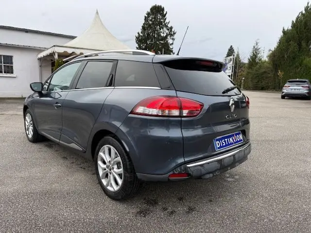 Vue 3/4 arrière droite d'une Renault Clio IV Estate gris titanium 2018 avec jantes alliage et toit noir contrasté.