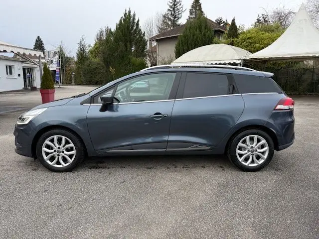 Profil droit d'une Renault Clio IV Estate gris titanium 2018, avec jantes alliage et vitres teintées.