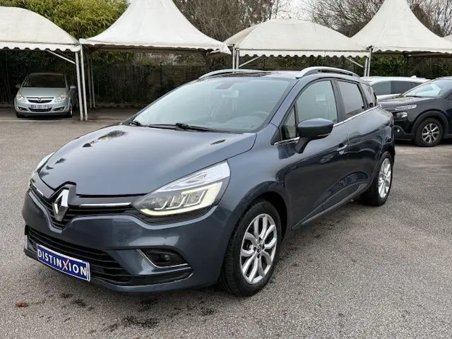 Renault Clio IV Estate TCe 90 Energy Intens gris titanium vue 3/4 avant avec jantes alliage et toit ouvrant.