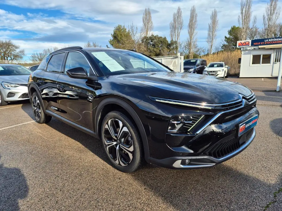 Citroën C5 X noire vue 3/4 avant droit, jantes alliage 19 pouces et calandre distinctive en extérieur.