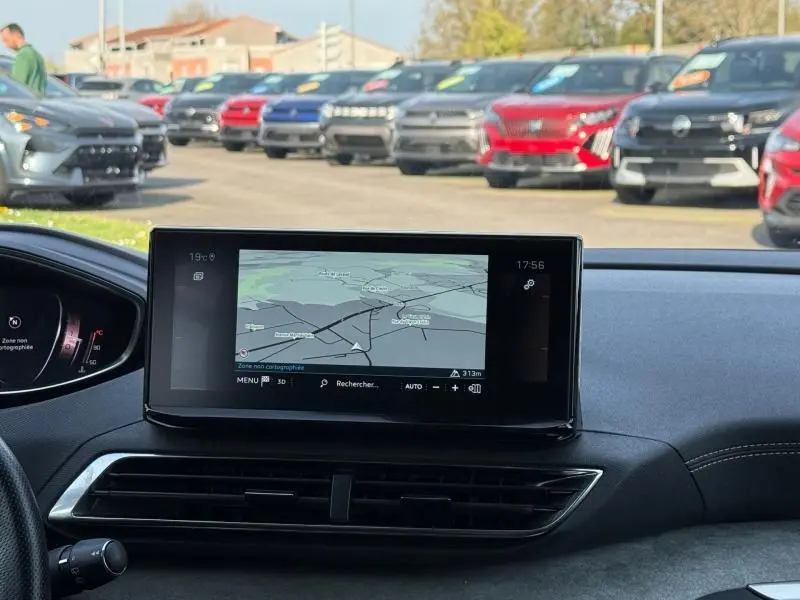 Vue intérieure du tableau de bord du Peugeot 3008 2024 avec écran tactile de navigation allumé.