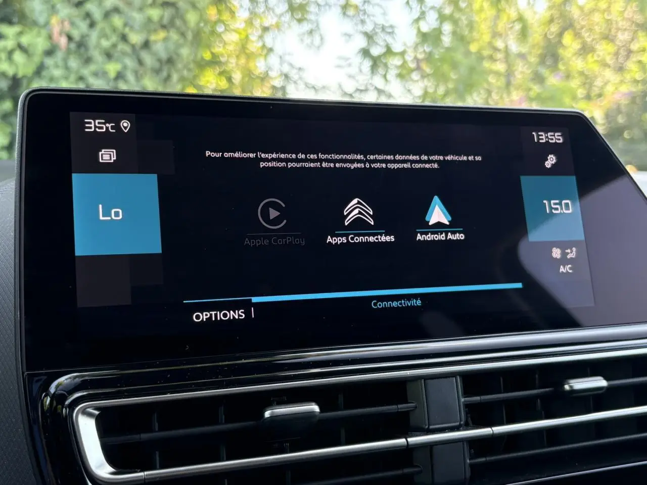 Écran tactile central du Citroën C5 Aircross Hybrid noir, affichant les options Apple CarPlay et Android Auto.