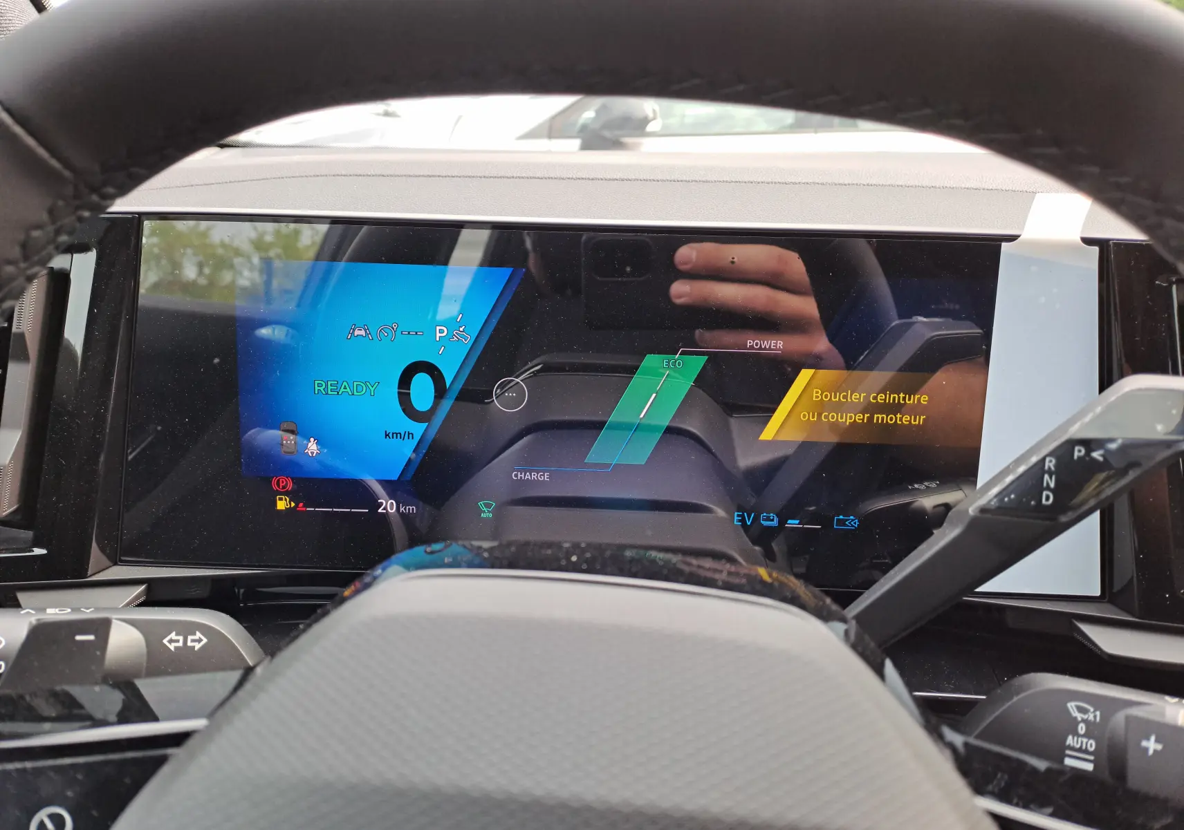 Tableau de bord numérique du Renault Austral gris schiste, affichant vitesse à 0 km/h et indicateurs hybrides.