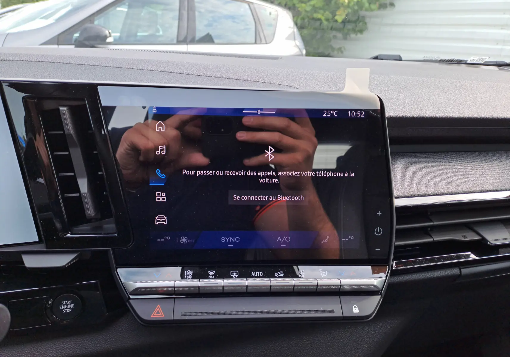 Écran tactile central du tableau de bord du Renault Austral gris schiste, affichant la connexion Bluetooth.