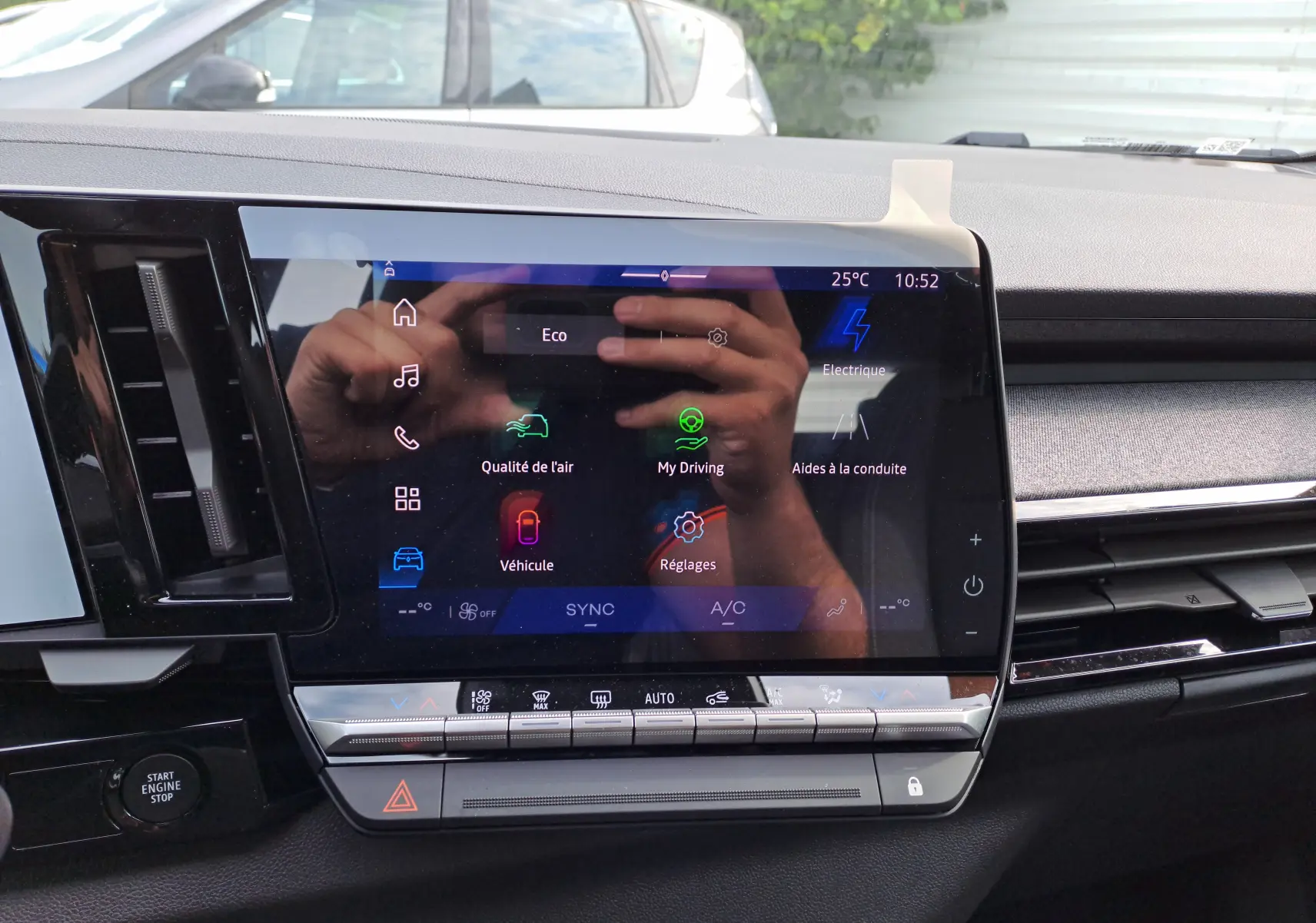 Écran tactile central du tableau de bord du Renault Austral gris schiste, affichant les menus de conduite et réglages.
