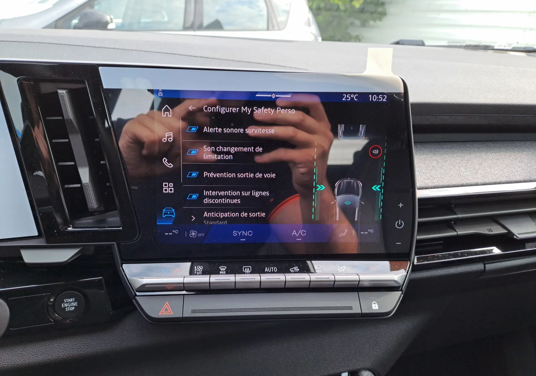 Écran tactile central du tableau de bord du Renault Austral gris schiste, affichant les réglages d'aide à la conduite.