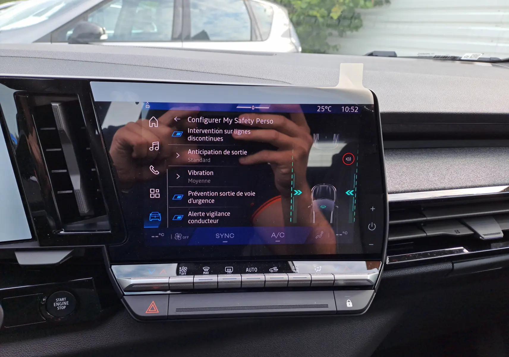 Écran tactile central du Renault Austral gris schiste 2025 affichant les réglages d'aide à la conduite et sécurité.