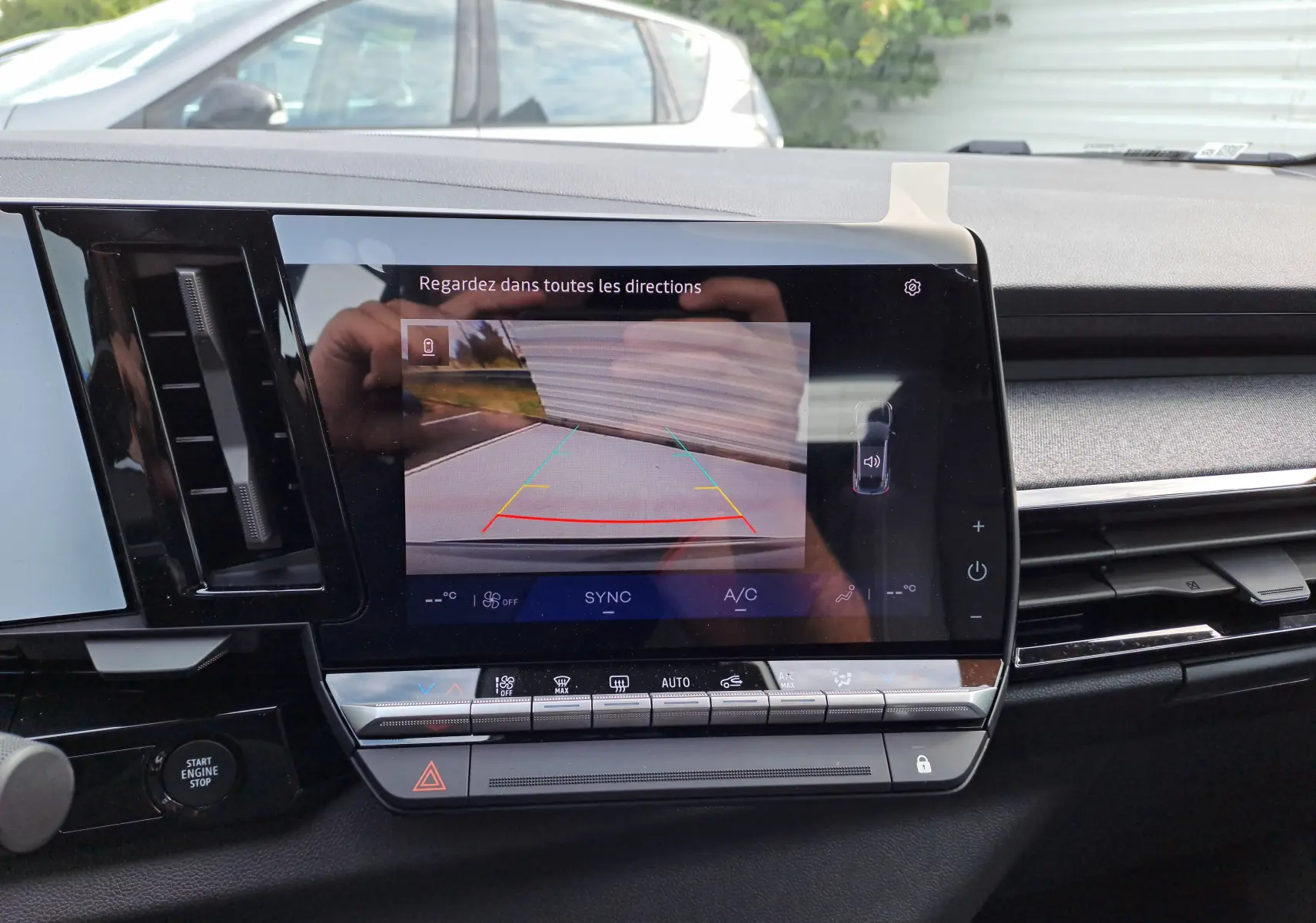 Écran central du Renault Austral 2025 montrant la caméra de recul avec commandes climatisation et tableau de bord noir.