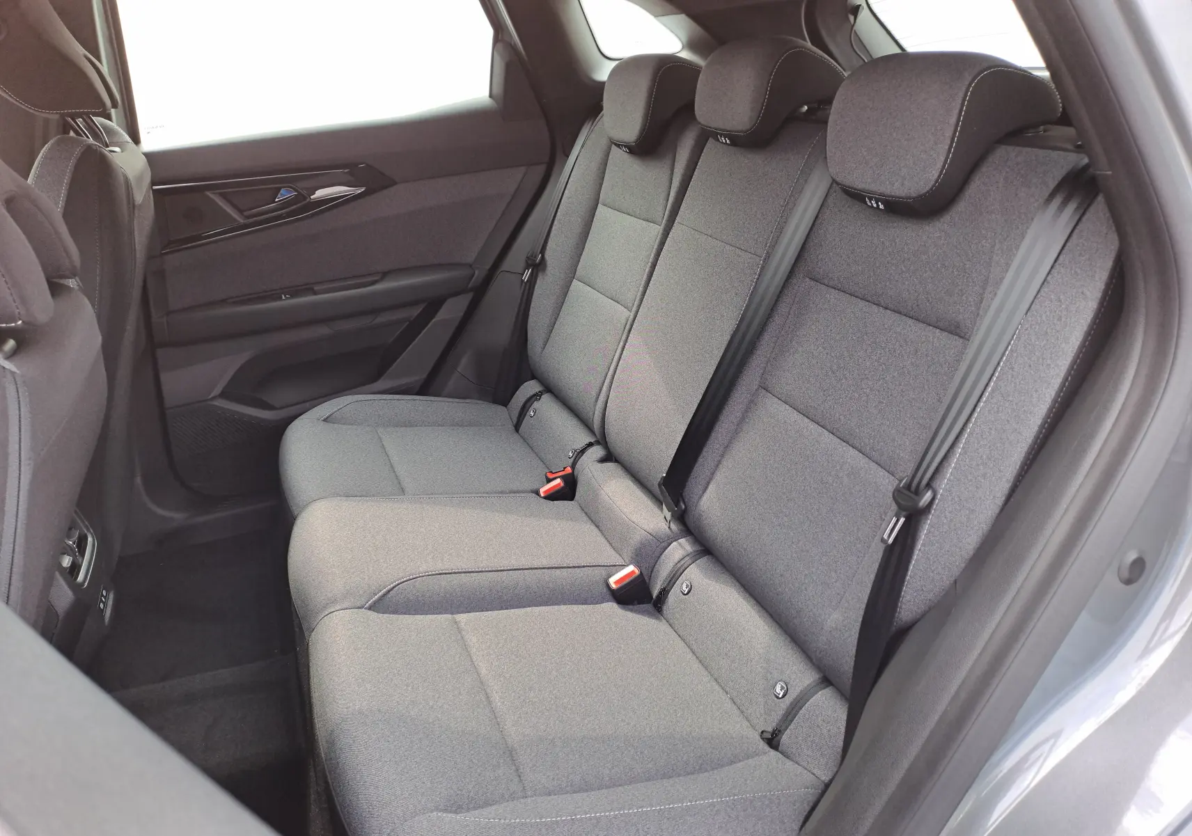 Vue latérale droite des sièges arrière en tissu gris intérieur du Renault Austral 2025 hybride essence.