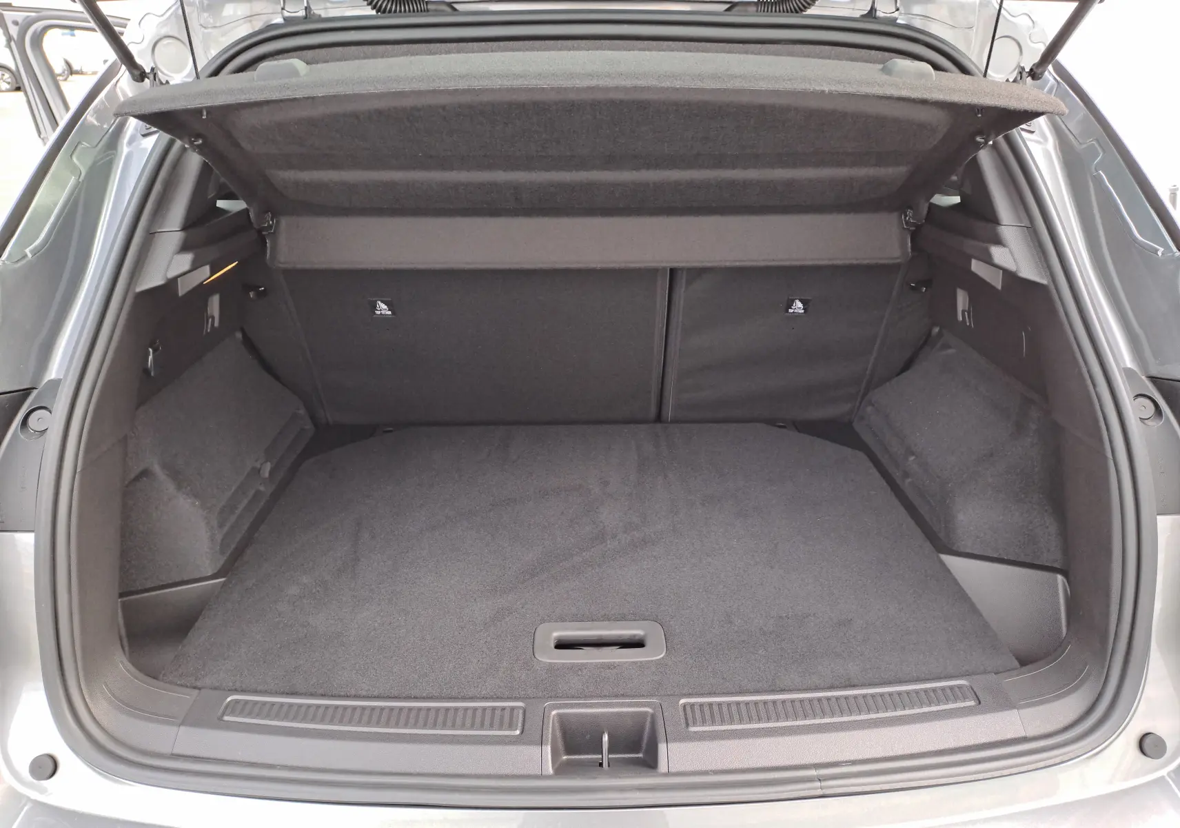 Coffre ouvert du Renault Austral gris schiste, vue arrière montrant l'espace de chargement et la tablette cache-bagages.